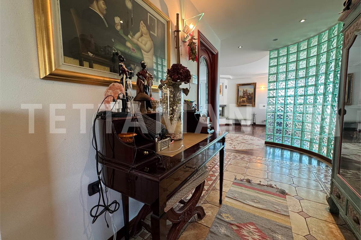 AMPIO LABORATORIO ARTIGIANALE IN VILLA