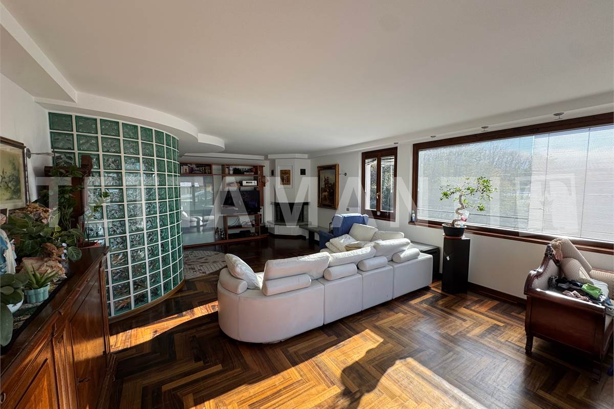 AMPIO LABORATORIO ARTIGIANALE IN VILLA