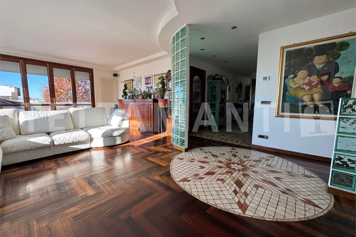 AMPIO LABORATORIO ARTIGIANALE IN VILLA