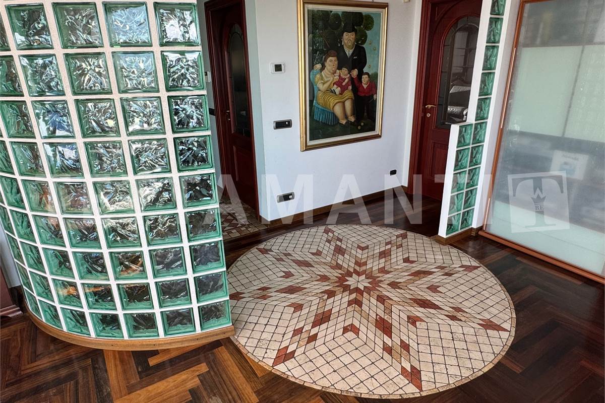 AMPIO LABORATORIO ARTIGIANALE IN VILLA