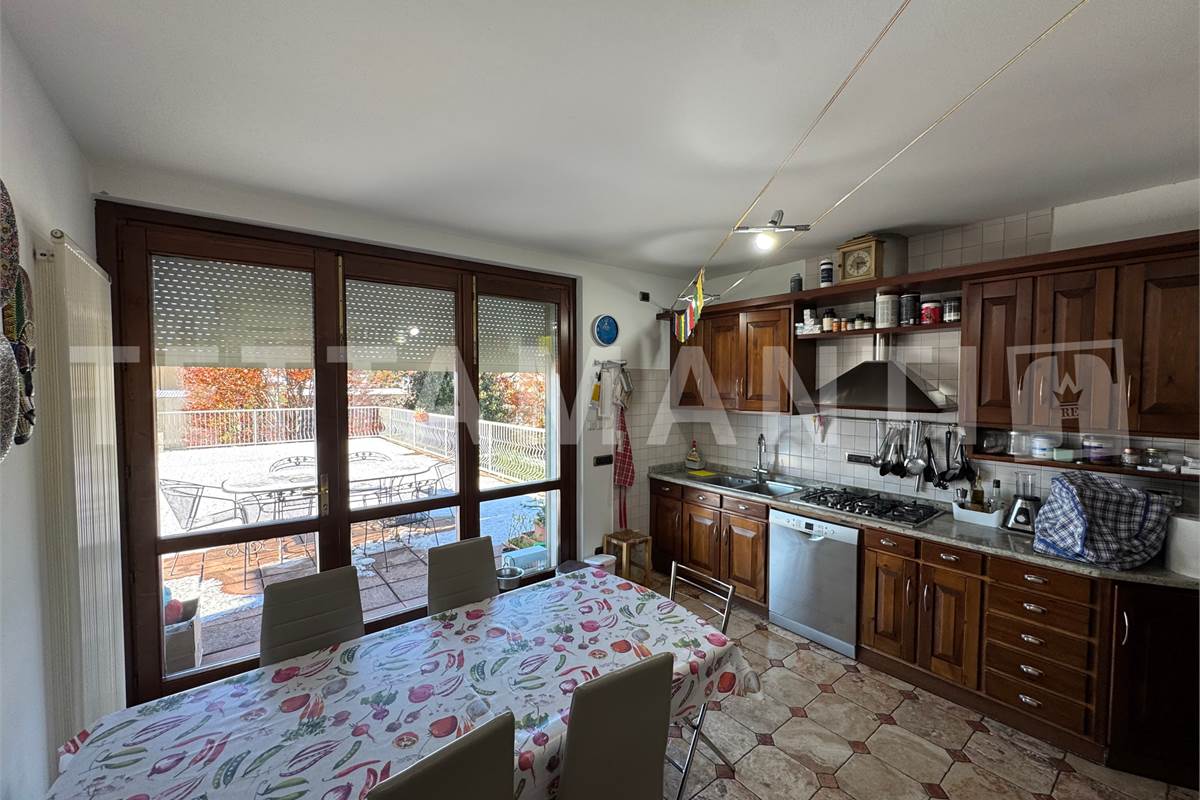 AMPIO LABORATORIO ARTIGIANALE IN VILLA