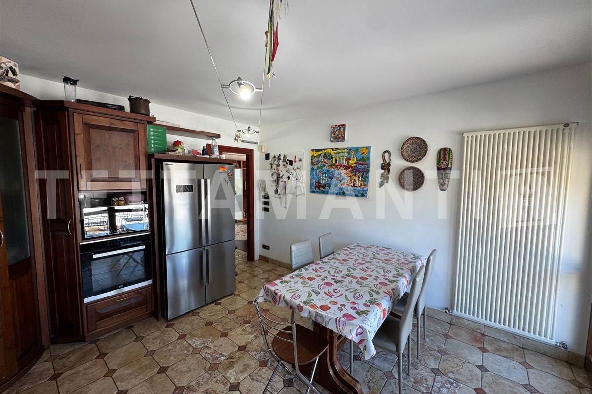 AMPIO LABORATORIO ARTIGIANALE IN VILLA