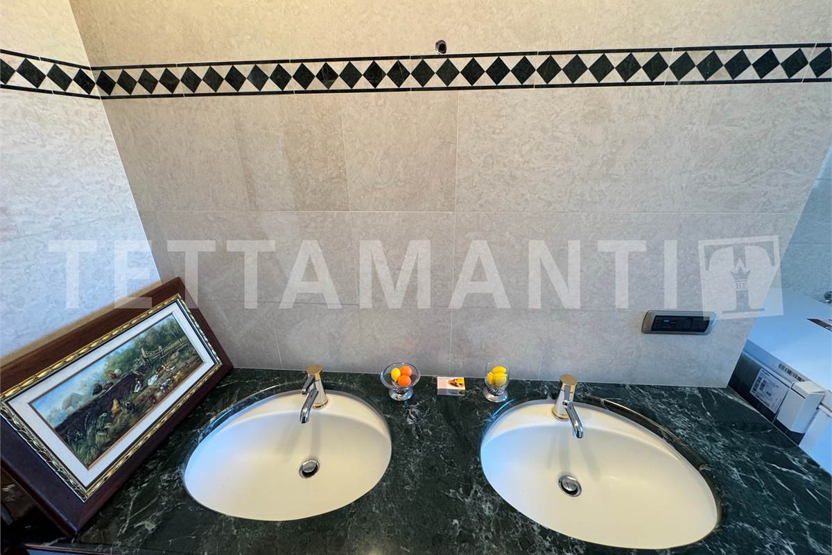 AMPIO LABORATORIO ARTIGIANALE IN VILLA