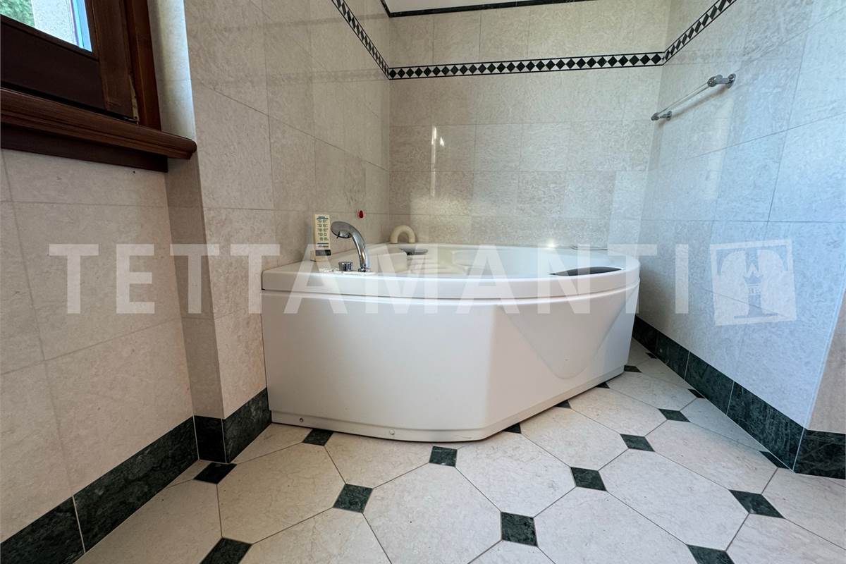 AMPIO LABORATORIO ARTIGIANALE IN VILLA