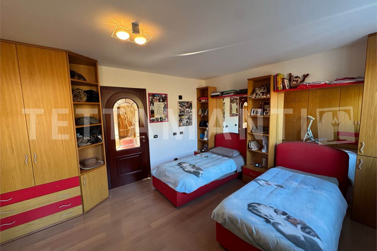 AMPIO LABORATORIO ARTIGIANALE IN VILLA