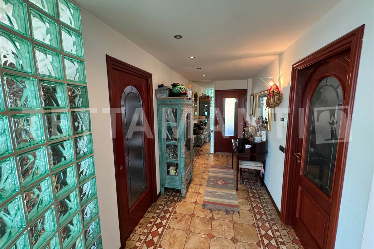 AMPIO LABORATORIO ARTIGIANALE IN VILLA