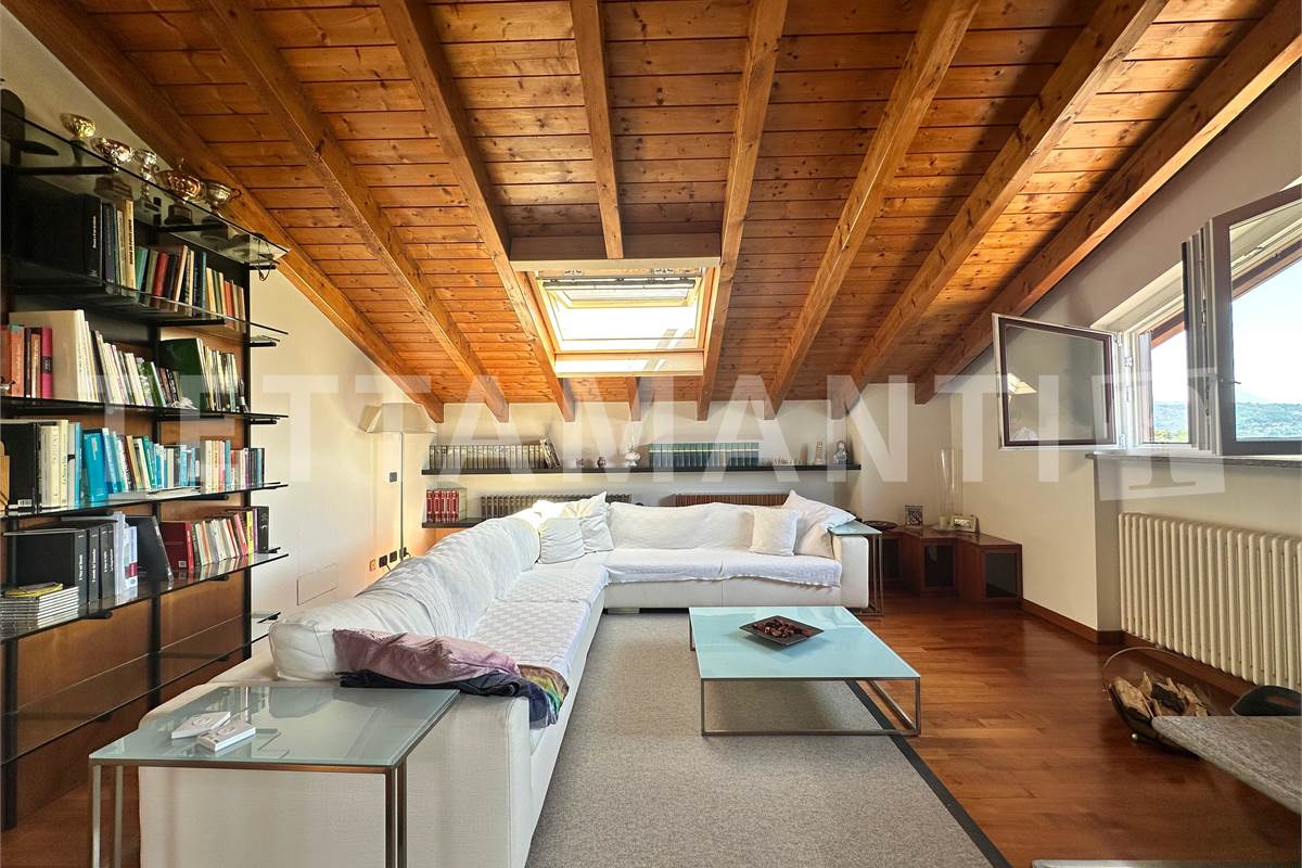 Grande villa con giardino