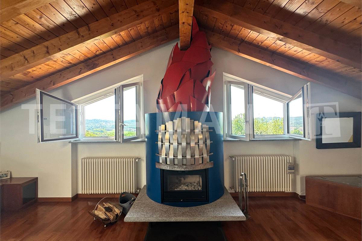 Grande villa con giardino