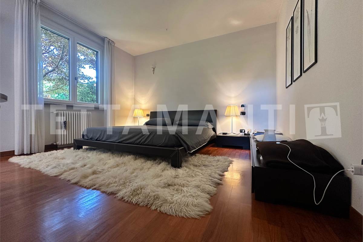 Grande villa con giardino