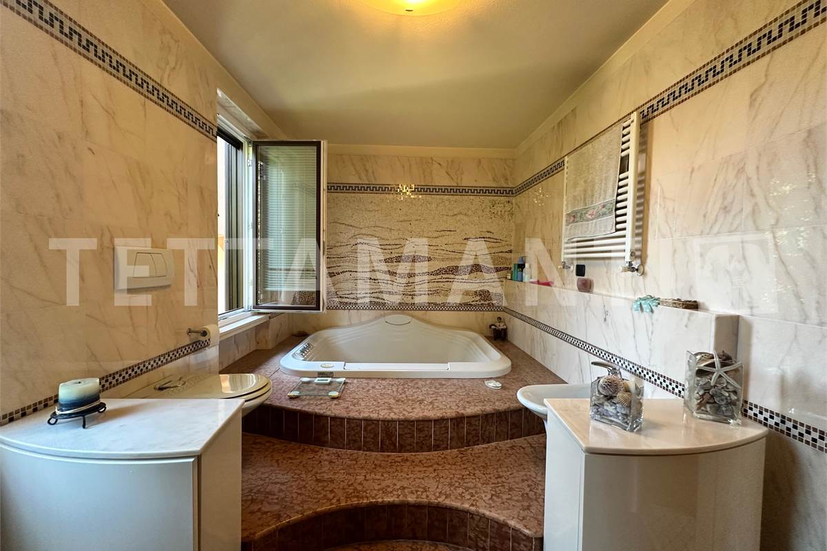 Grande villa con giardino