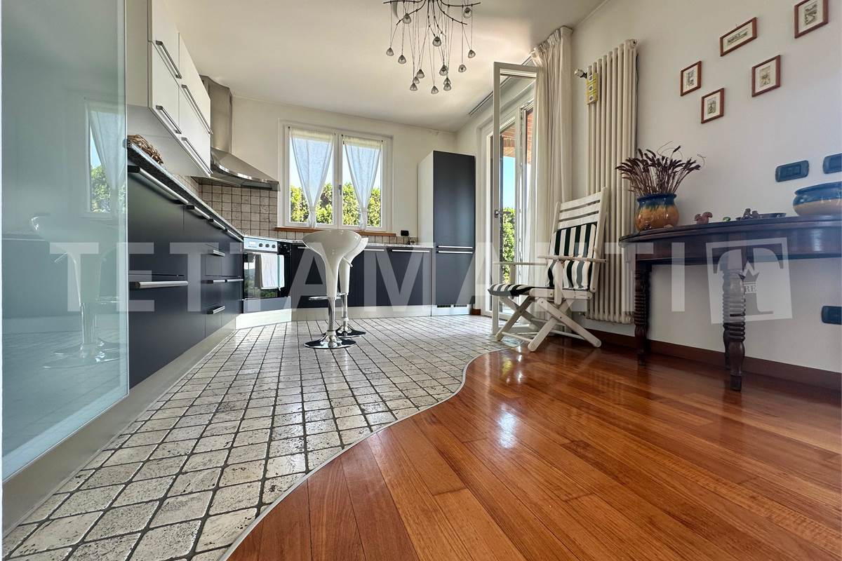 Grande villa con giardino