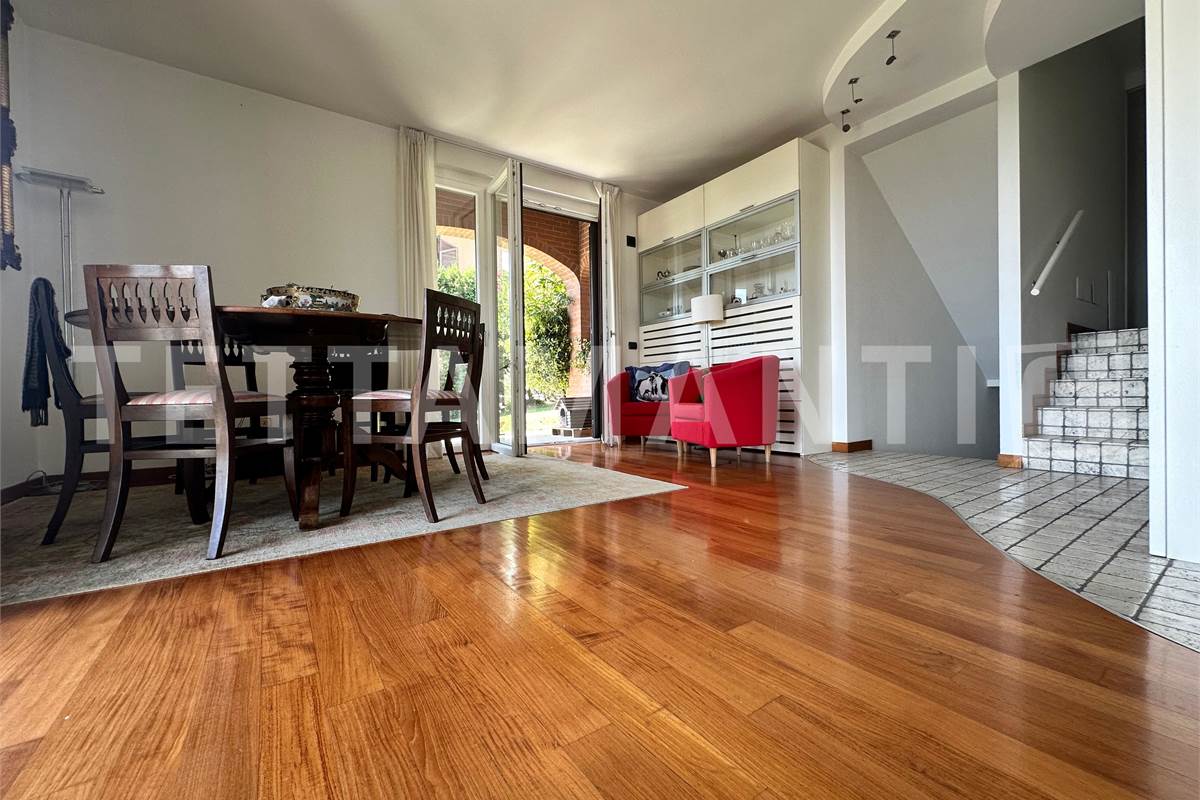 Grande villa con giardino