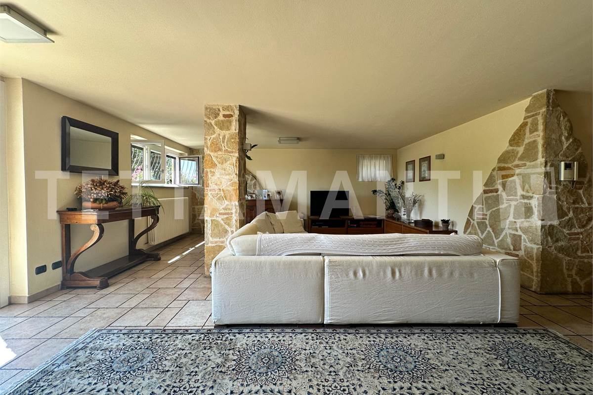 Grande villa con giardino