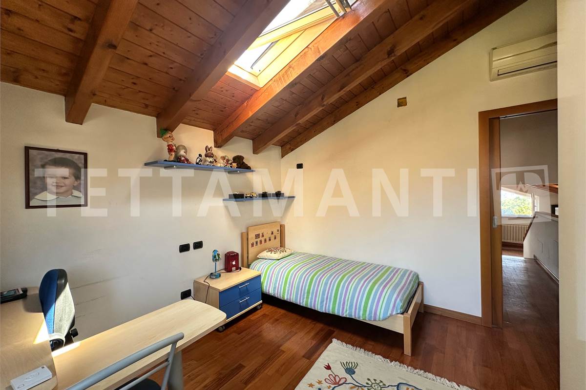 Grande villa con giardino