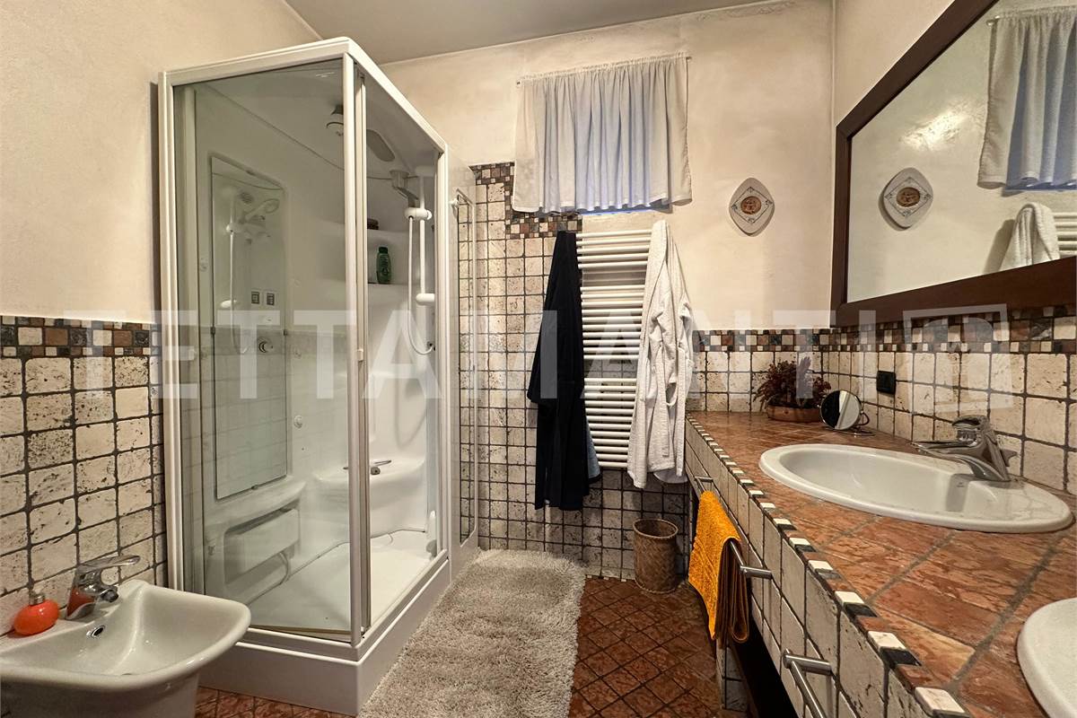 Grande villa con giardino