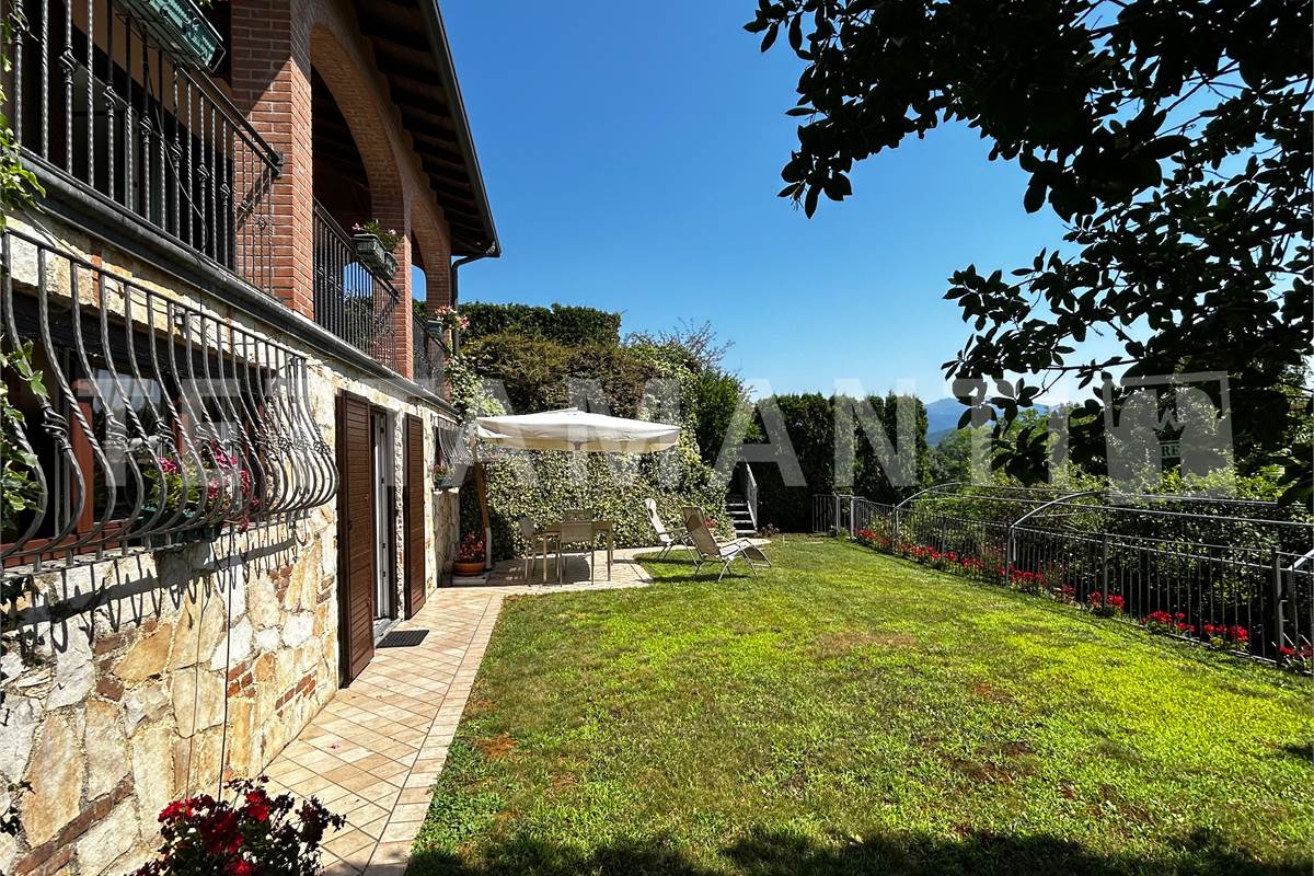 Grande villa con giardino