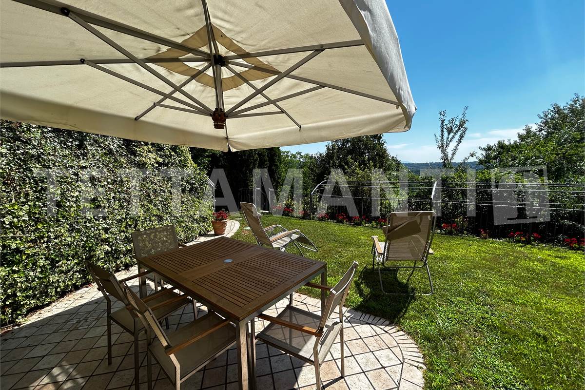 Grande villa con giardino