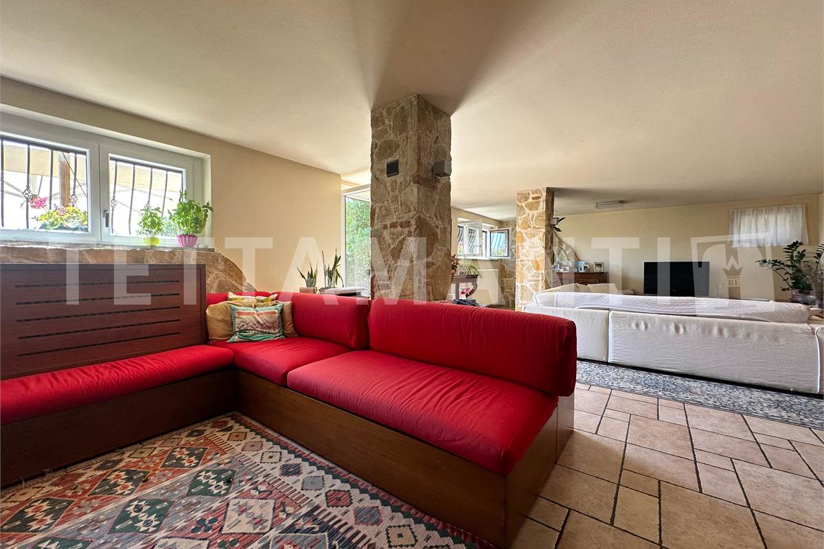 Grande villa con giardino