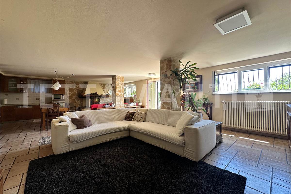 Grande villa con giardino