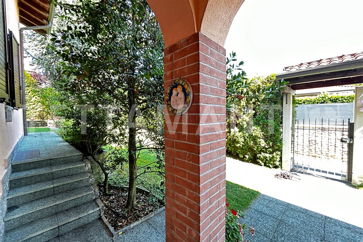 Grande villa con giardino