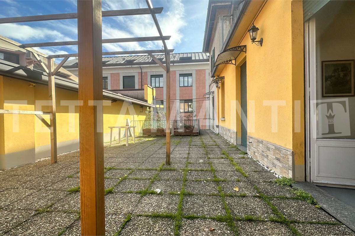 Ampio appartamento con terrazzo