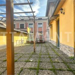 Como Borghi: Ampio Quadrilocale con Terrazzo 