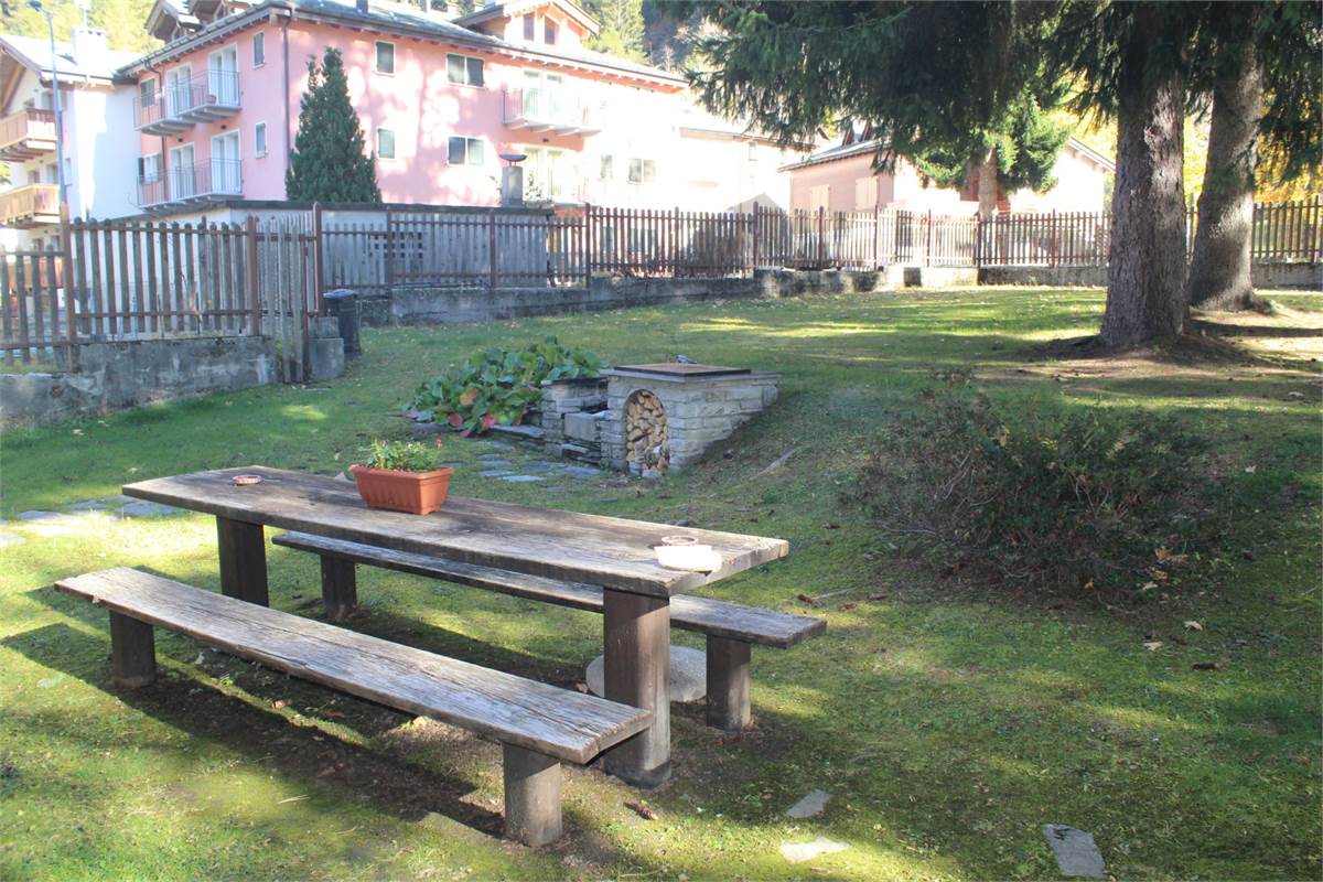 Ampia villa con pineta