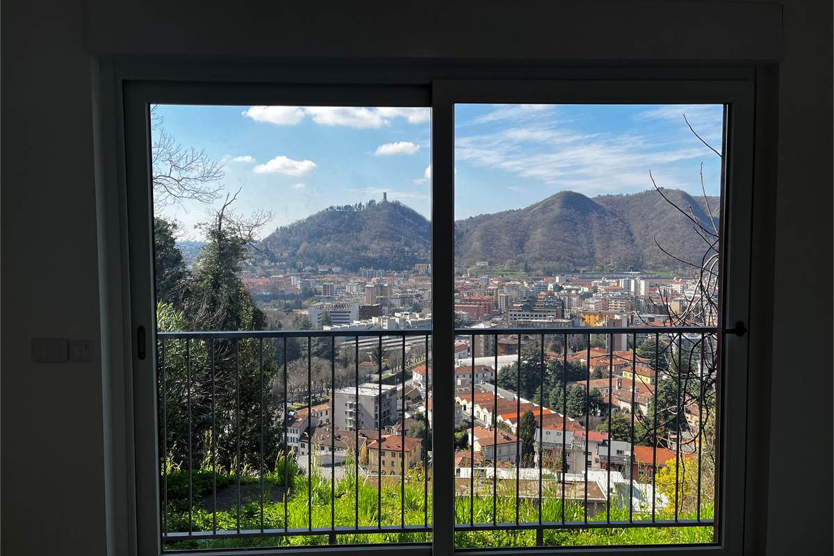 Como panoramico ed ampio nuovo appartamento