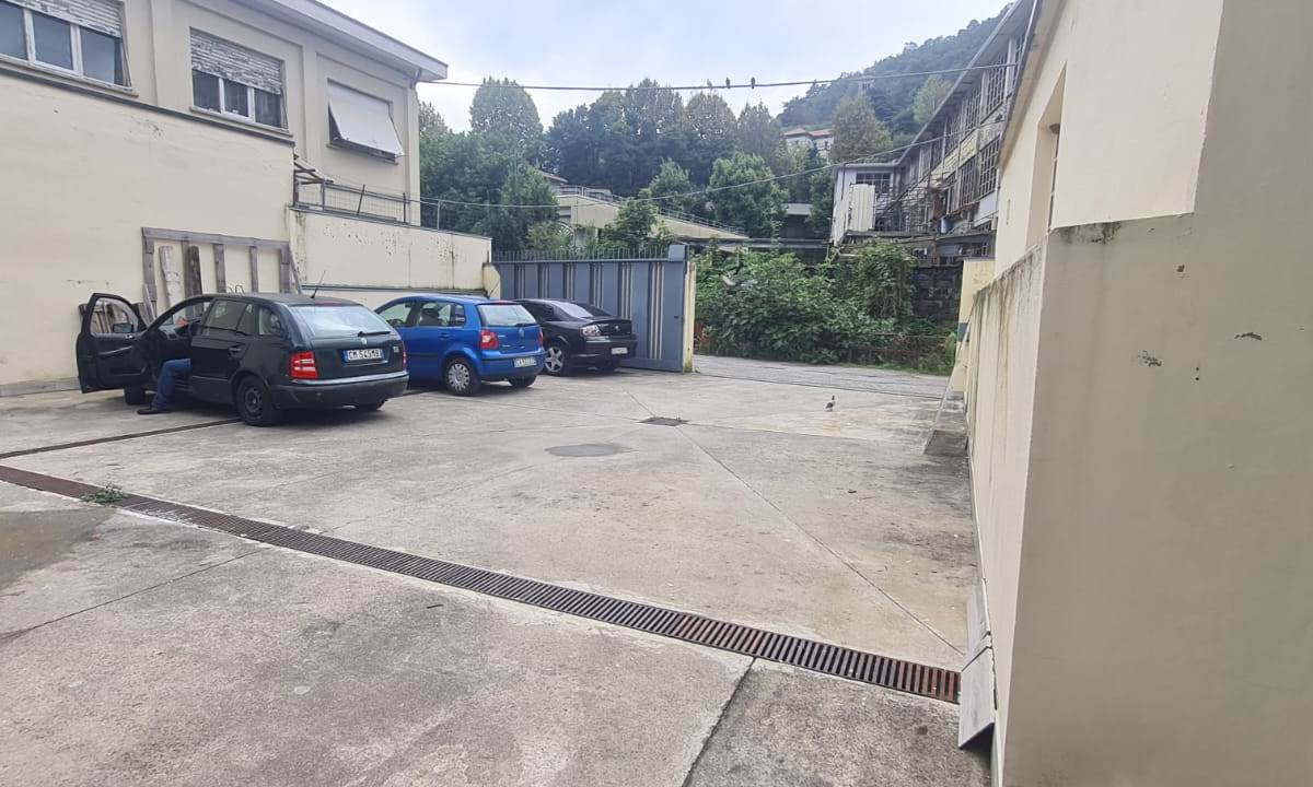 Magazzino con piazzale