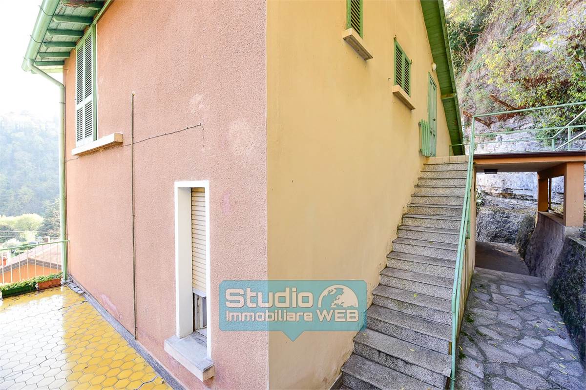 VILLETTA SINGOLA CON GIARDINO