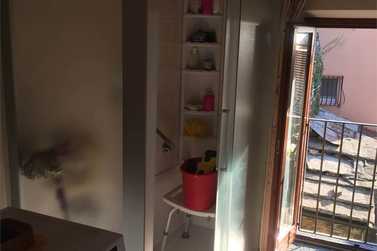 Quadrilocale via Cesare Battisti 18, Carate Urio