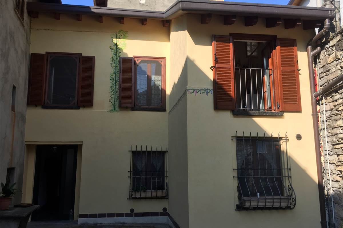 Quadrilocale via Cesare Battisti 18, Carate Urio