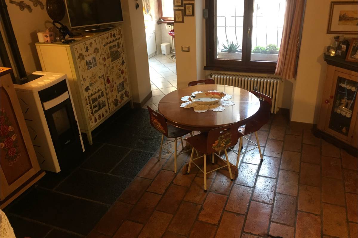 Quadrilocale via Cesare Battisti 18, Carate Urio