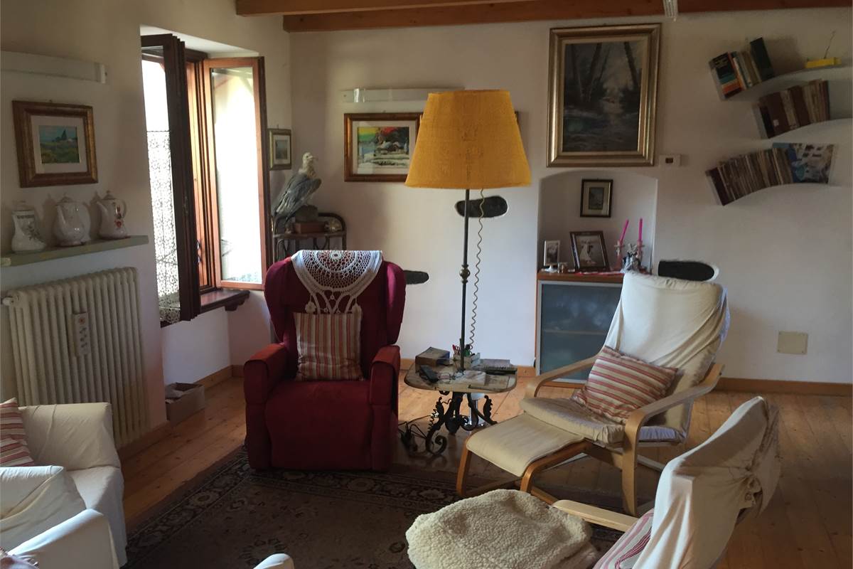 Quadrilocale via Cesare Battisti 18, Carate Urio