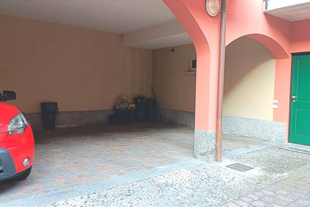 BILOCALE CON POSTO AUTO COPERTO CENTRO-UGGIATE CON RONAGO COMO