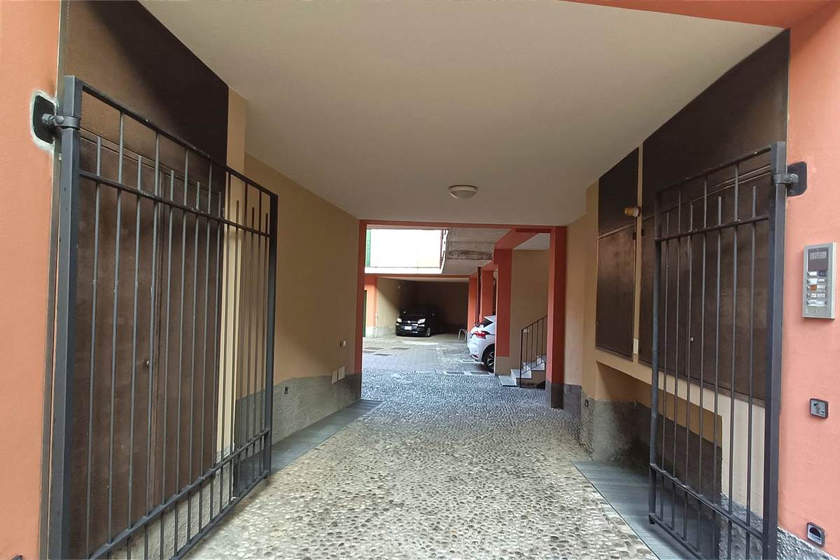 BILOCALE CON POSTO AUTO COPERTO CENTRO-UGGIATE CON RONAGO COMO