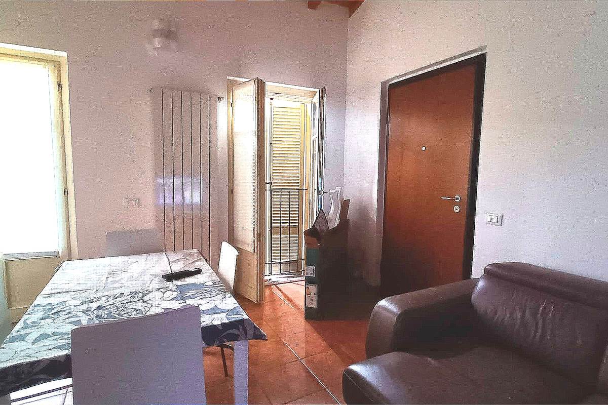 BILOCALE CON POSTO AUTO COPERTO CENTRO-UGGIATE CON RONAGO COMO