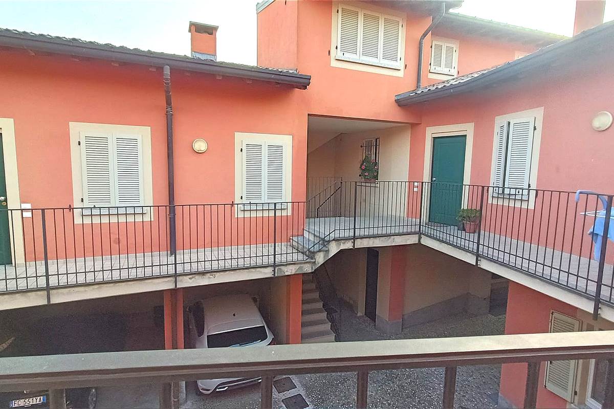 BILOCALE CON POSTO AUTO COPERTO CENTRO-UGGIATE CON RONAGO COMO