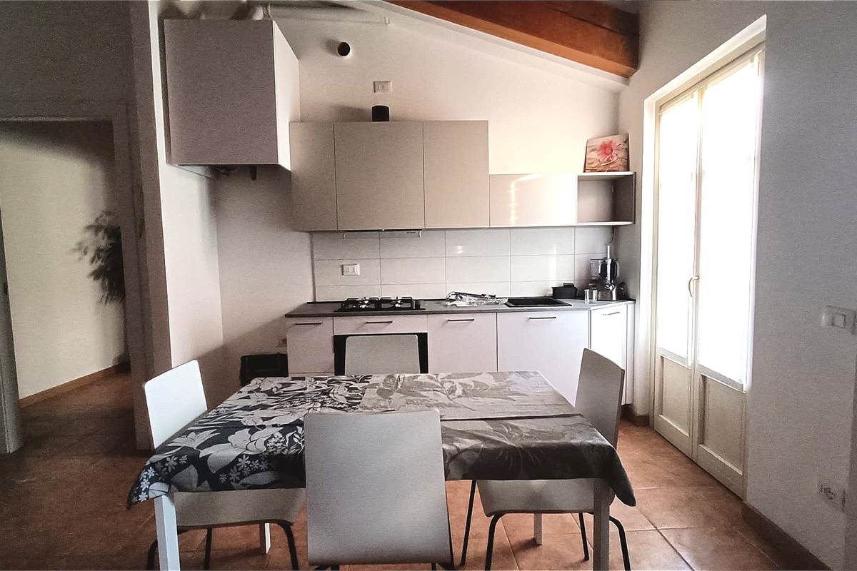 BILOCALE CON POSTO AUTO COPERTO CENTRO-UGGIATE CON RONAGO COMO