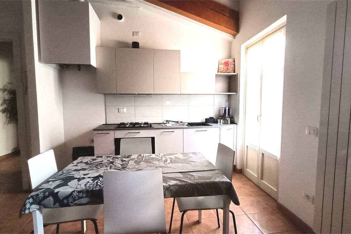 BILOCALE CON POSTO AUTO COPERTO CENTRO-UGGIATE CON RONAGO COMO