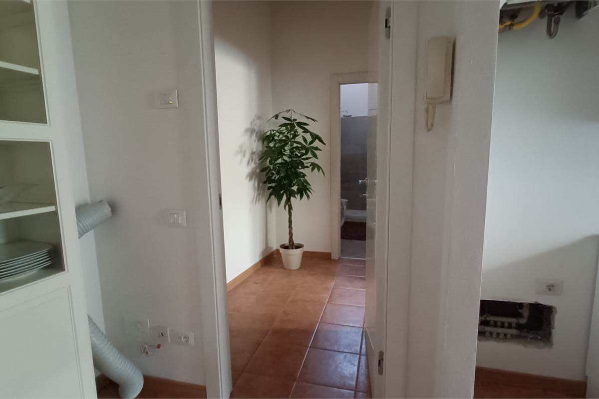 BILOCALE CON POSTO AUTO COPERTO CENTRO-UGGIATE CON RONAGO COMO