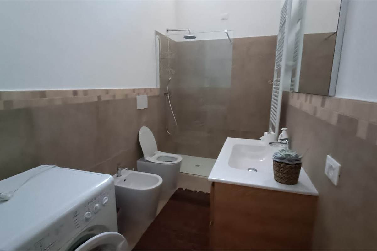 BILOCALE CON POSTO AUTO COPERTO CENTRO-UGGIATE CON RONAGO COMO