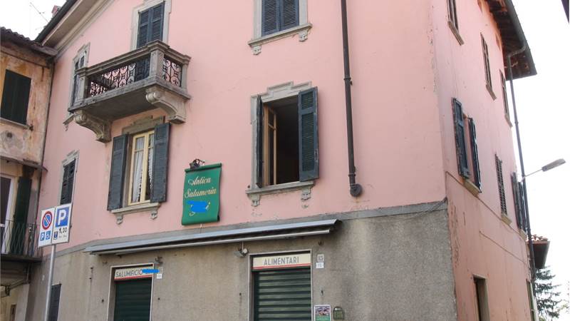 INTERO STABILE PIAZZA DI VILLA GUARDIA