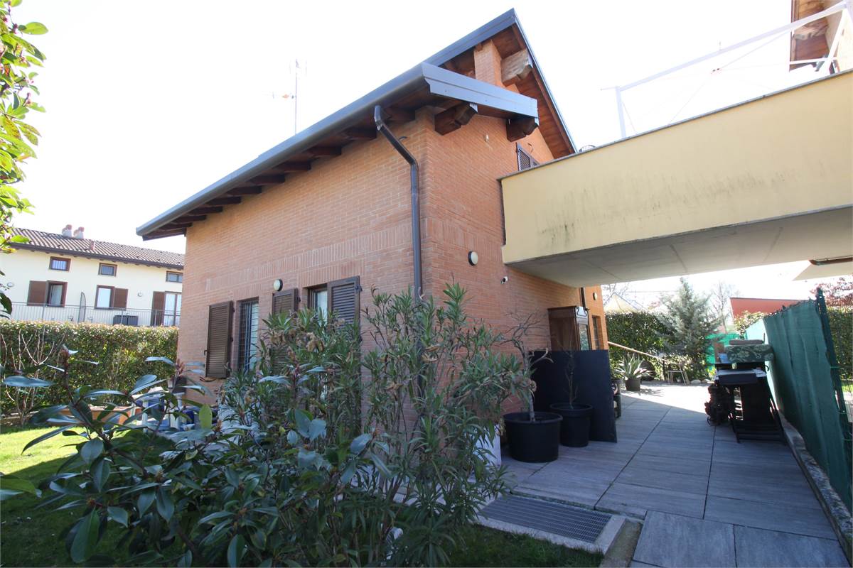 VILLA IN VENDITA A MONTANO LUCINO (CO) 