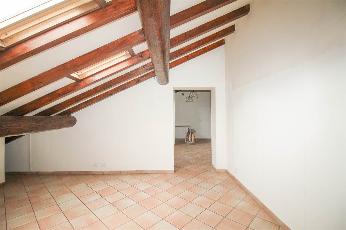 AFFASCINANTE TRILOCALE CON TERRAZZO