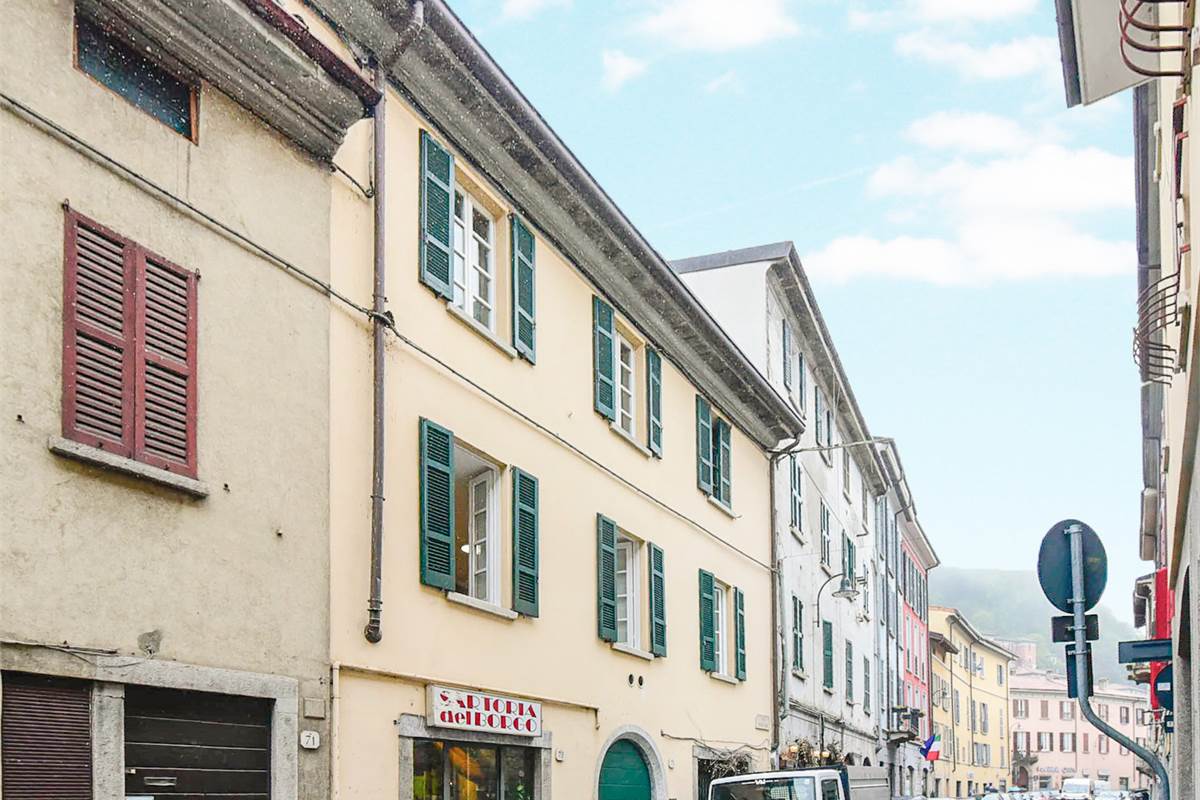 ELEGANTE TRILOCALE RISTRUTTURATO IN CENTRO COMO