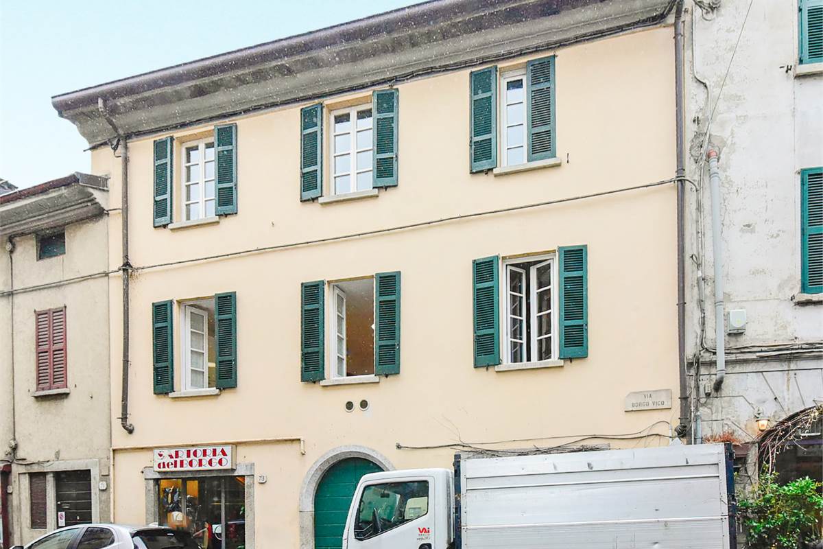 ELEGANTE TRILOCALE RISTRUTTURATO IN CENTRO COMO