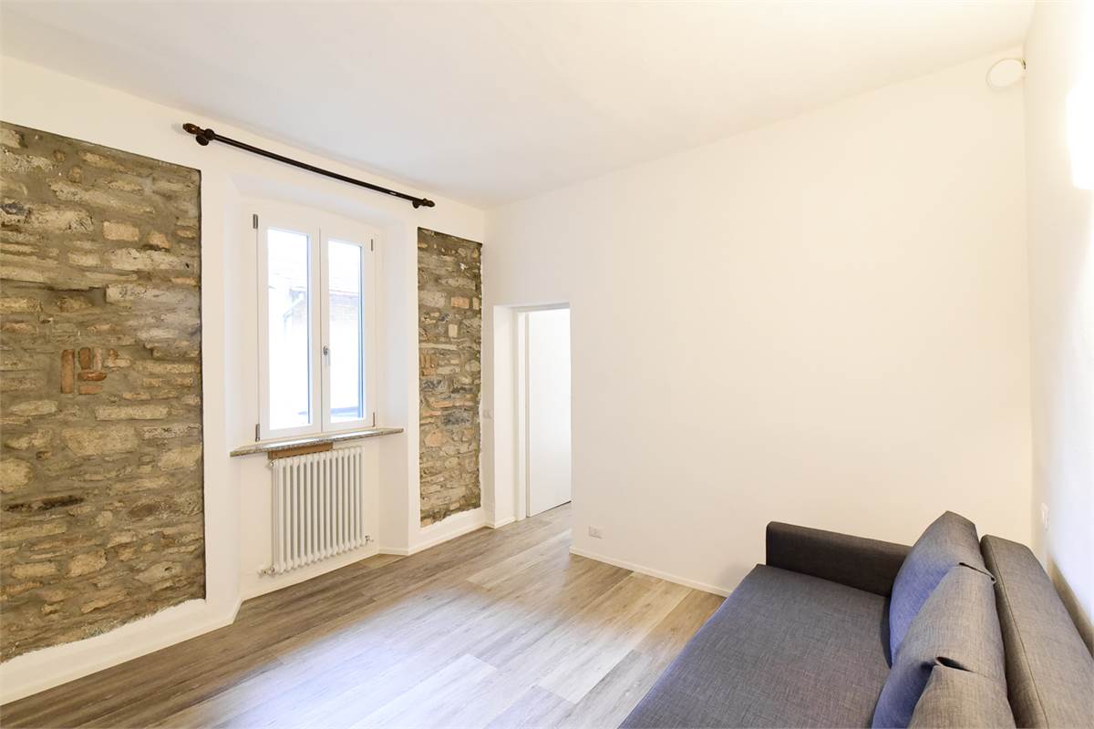 ELEGANTE TRILOCALE RISTRUTTURATO IN CENTRO COMO