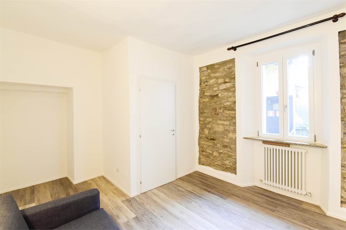 ELEGANTE TRILOCALE RISTRUTTURATO IN CENTRO COMO