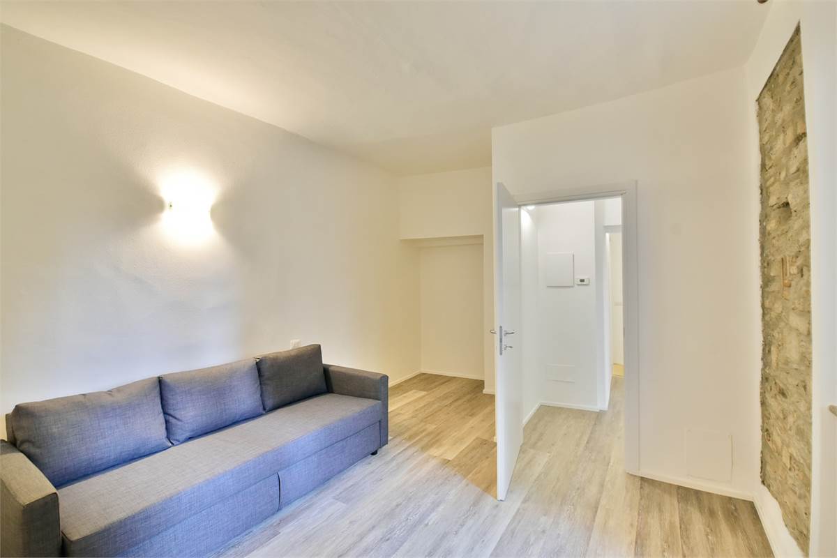 ELEGANTE TRILOCALE RISTRUTTURATO IN CENTRO COMO